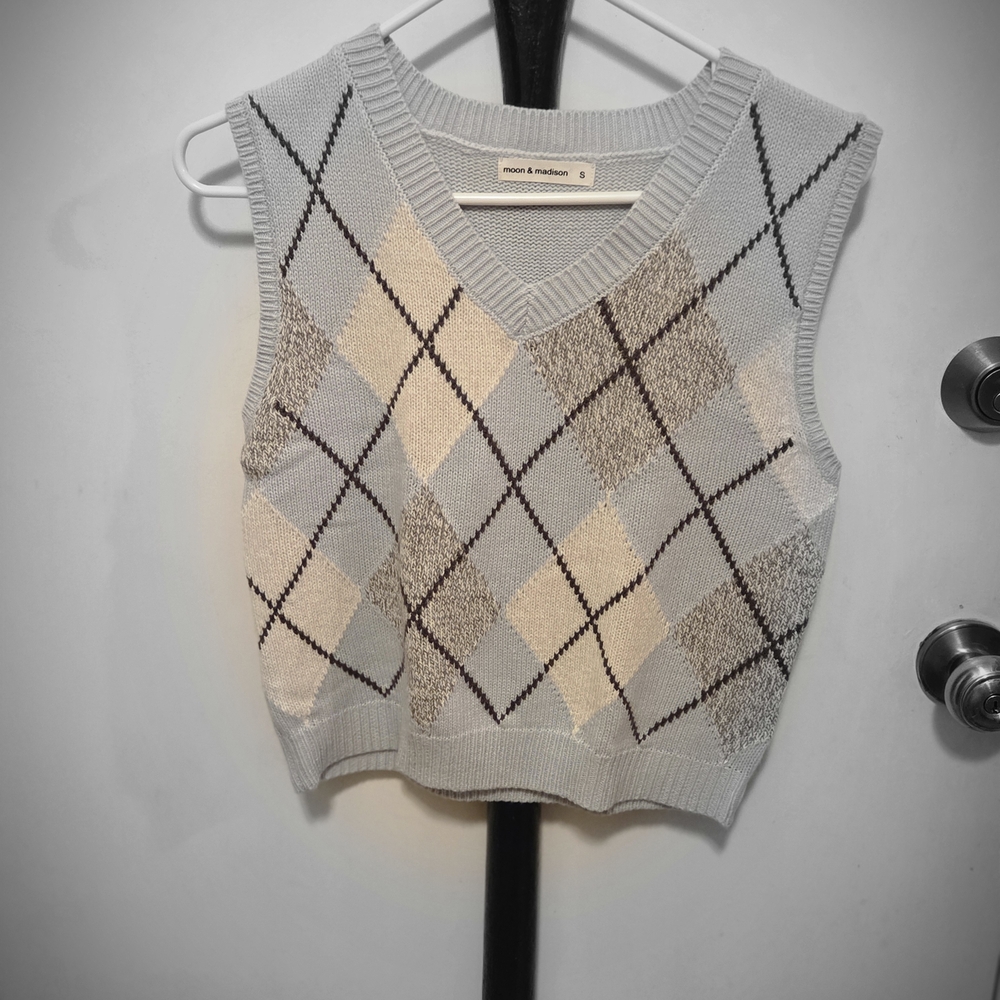 Moon & Madison Argyle Sweater Vest Cropped Neutral V Neck Knit Size Small